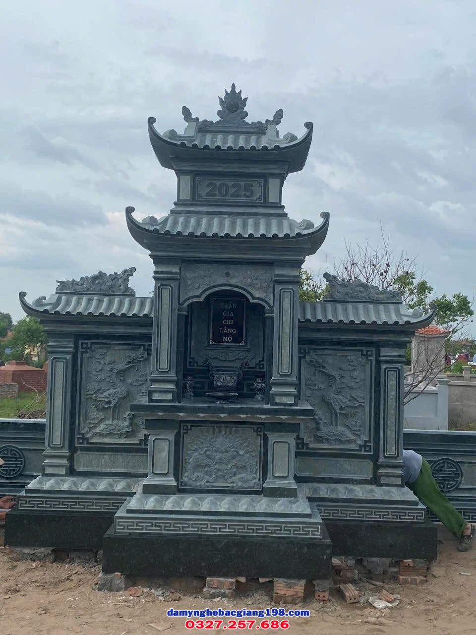 Lăng mộ đá xanh rêu