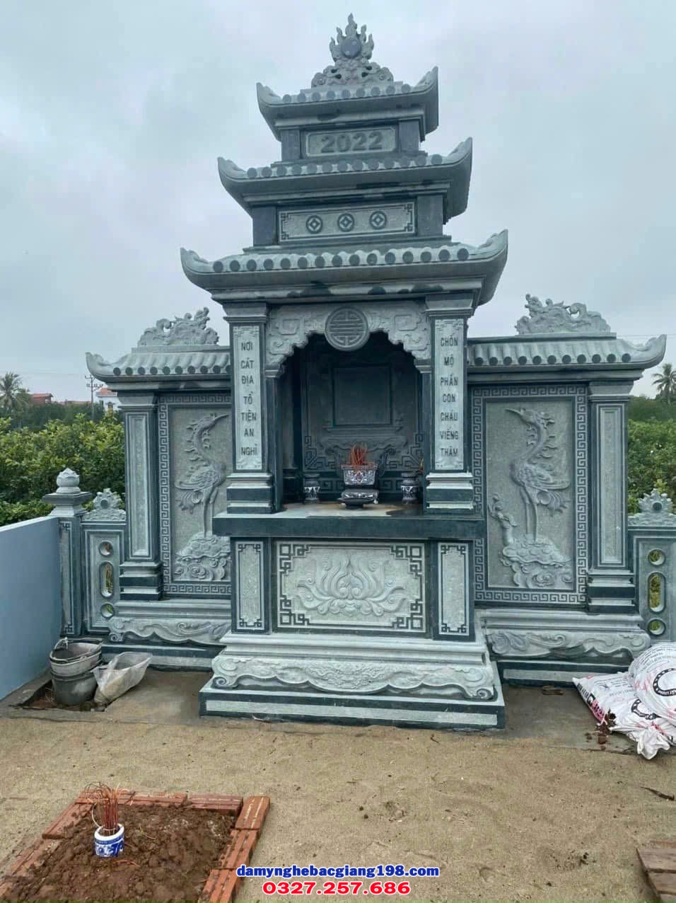 Lăng mộ đá xanh rêu