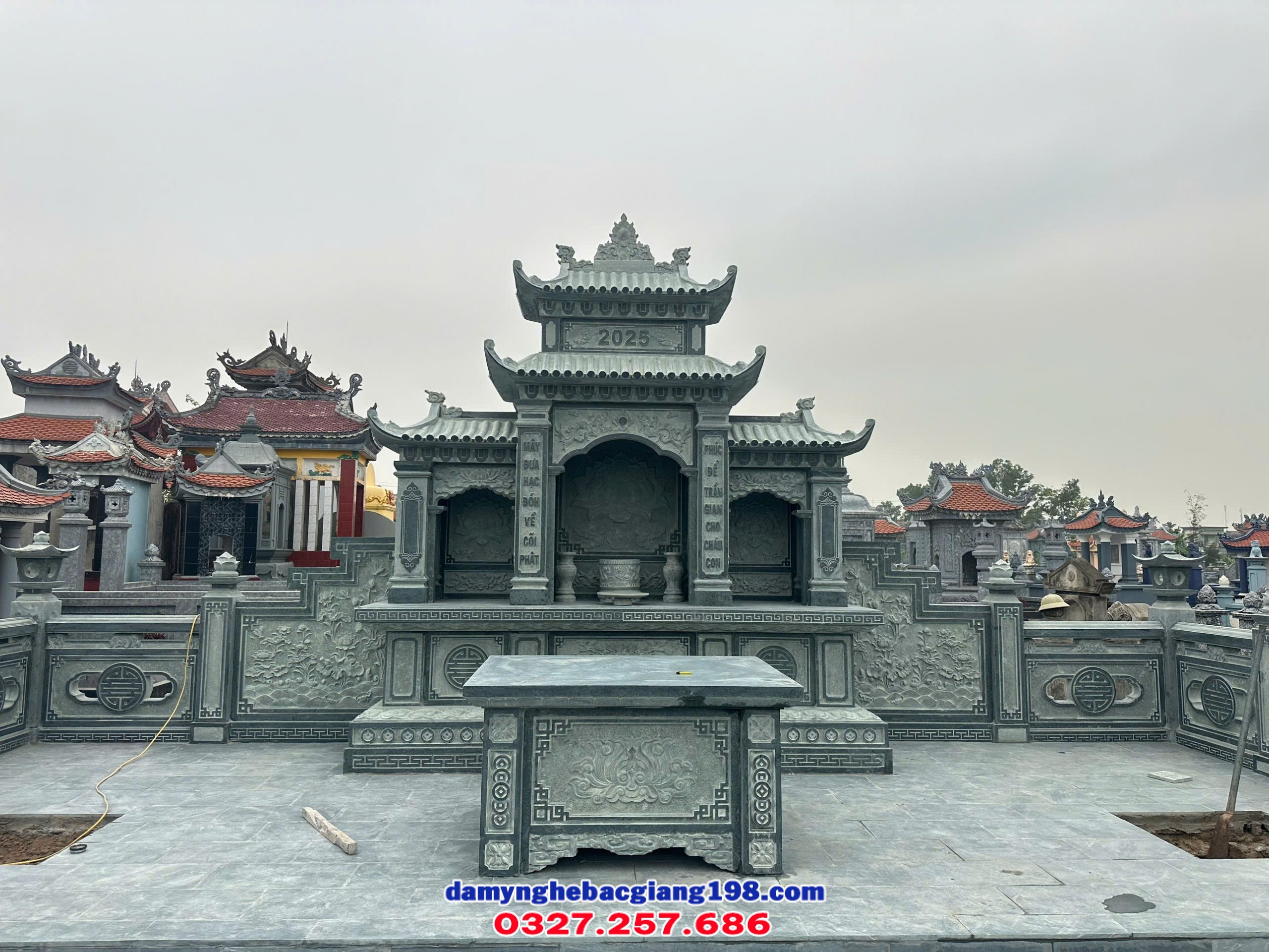 Lăng mộ đá xanh rêu