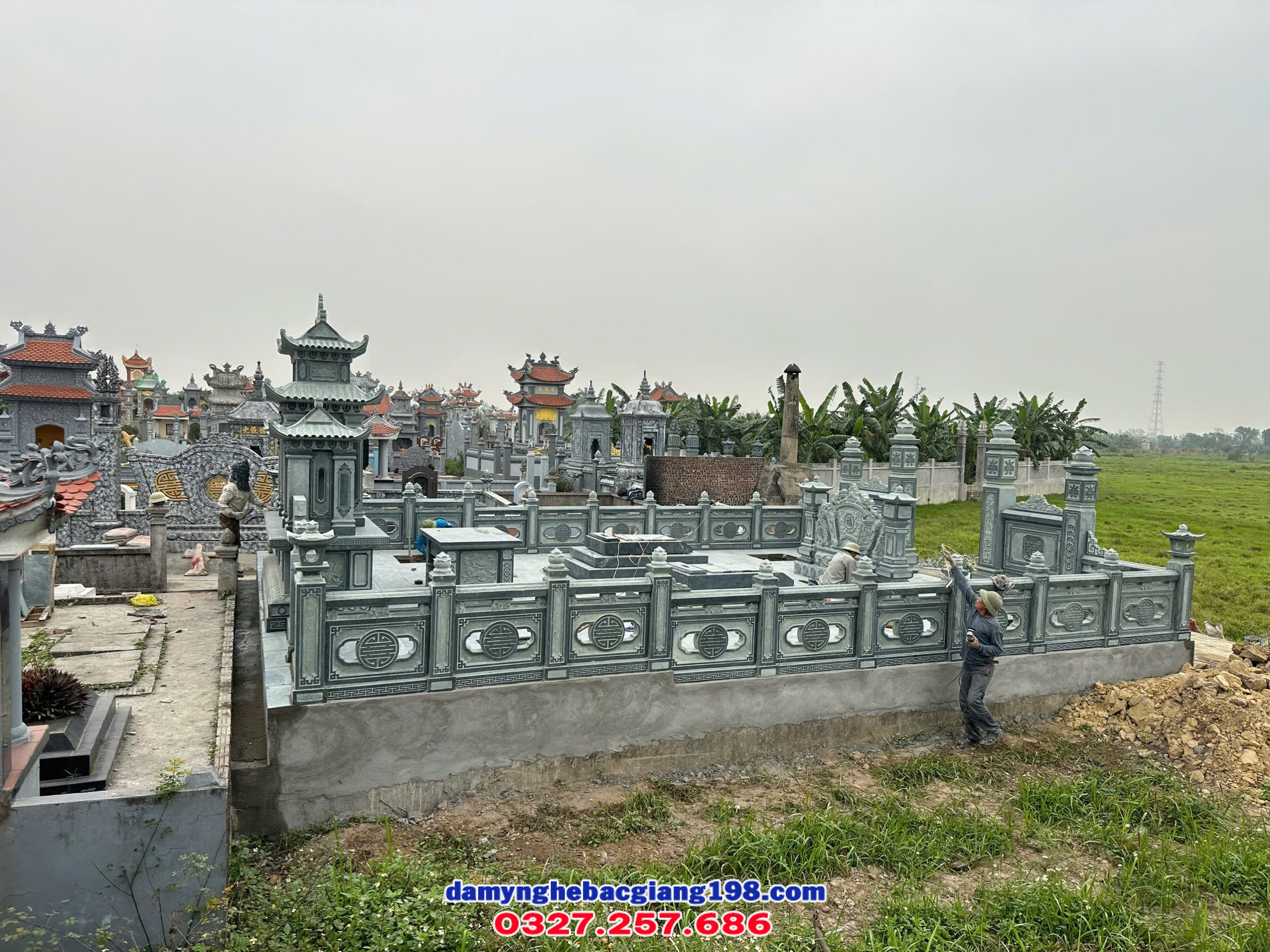 Lăng mộ đá xanh rêu