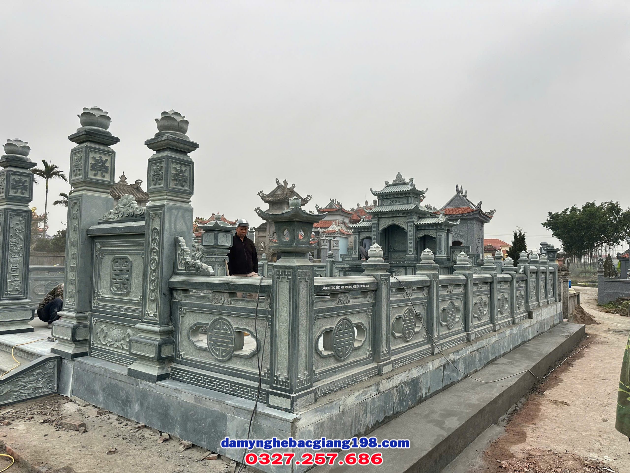 Lăng mộ đá xanh rêu