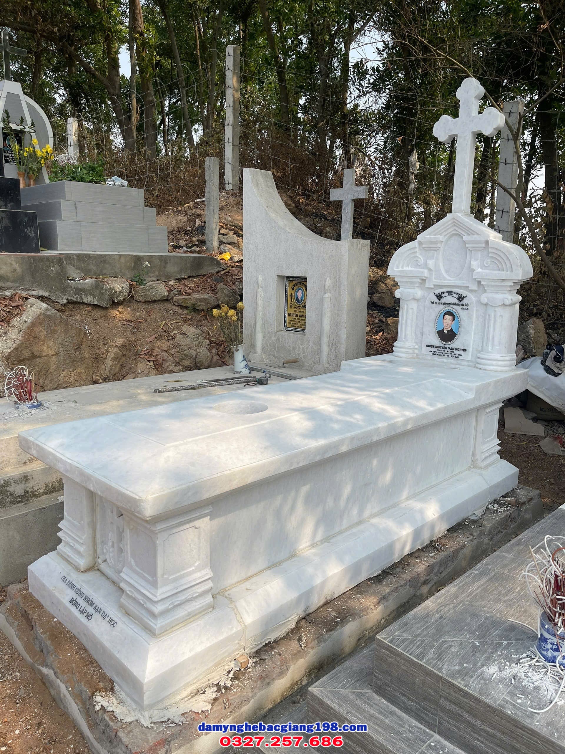 Mẫu lăng mộ đá