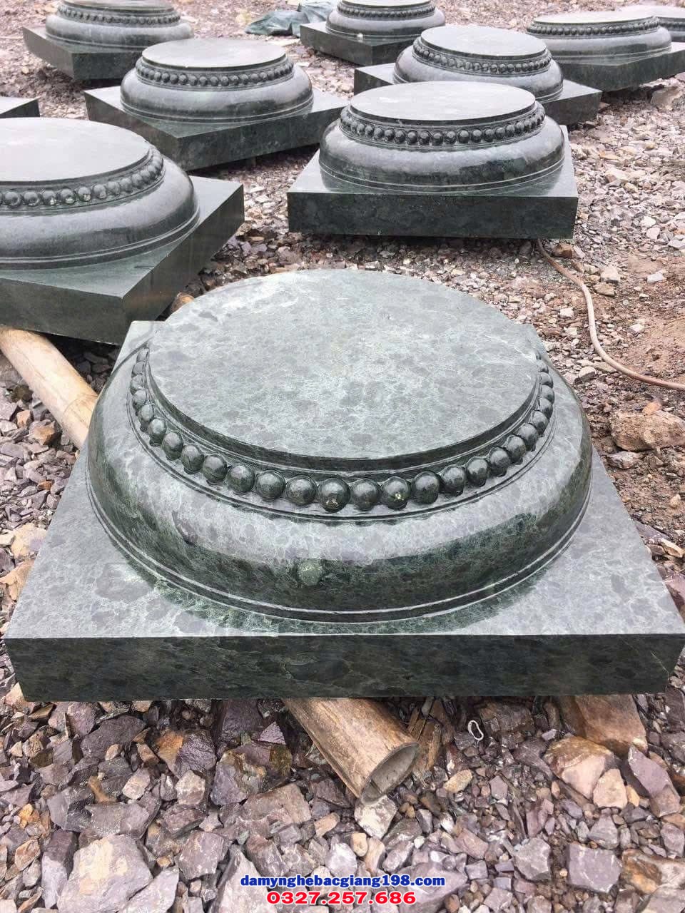 Chân cột đá vuông